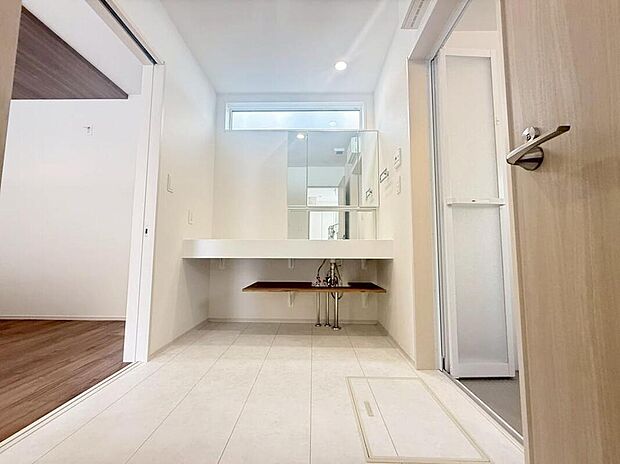 【洗面台・洗面所】暮らしを快適にする三面鏡仕様の洗面化粧台。収納力と機能性に優れた使いやすい設備で、忙しい朝の身支度もスムーズに♪