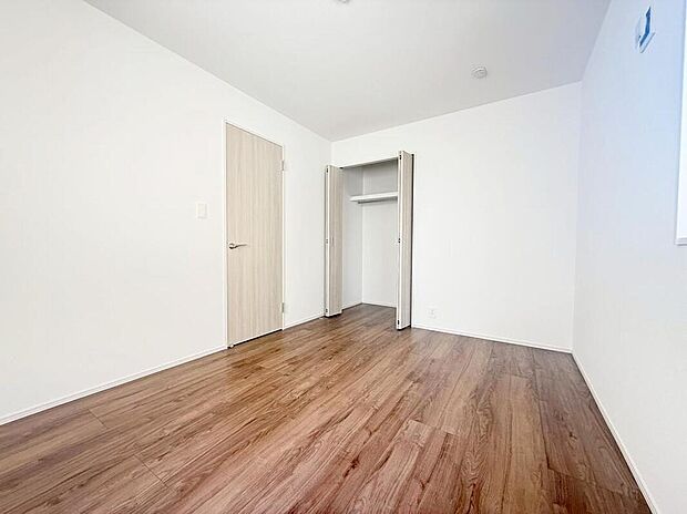 【収納】各居室に収納を設けました！お洋服をたくさんお持ちの方でもたっぷり収納できます。お部屋を最大限広くご活用いただけます♪