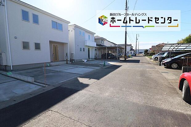 【前面道路含む現地写真】前面は北西側6.0m北東側6.0m道路です。ゆとりがあり交通量が少なく、駐車も落ちて行える安全な環境になっています♪