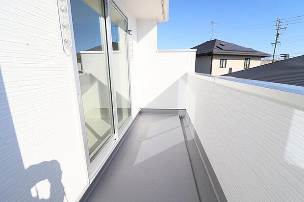 【バルコニー(1号棟)】2部屋からアクセスできる南向きバルコニー。家族分の洗濯物もしっかり干せます。日当たりも良く、毎日のお洗濯が楽しくなりそう♪