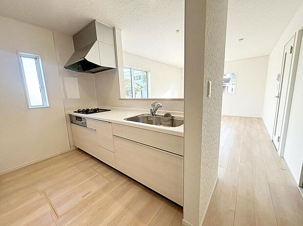 【キッチン】2号棟
収納力豊富なシステムキッチン。大型スライド収納付きで、すっきり片付けやすいキッチンです。床下収納もついています!