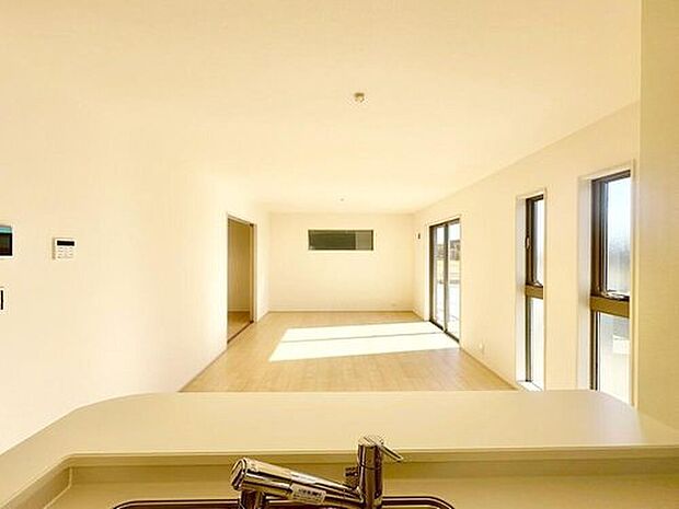 【リビング】4号棟
明るい雰囲気が心地いいリビング♪採光良好です!家族団らんの時間も増えそうなくつろぎの場所になりそう♪