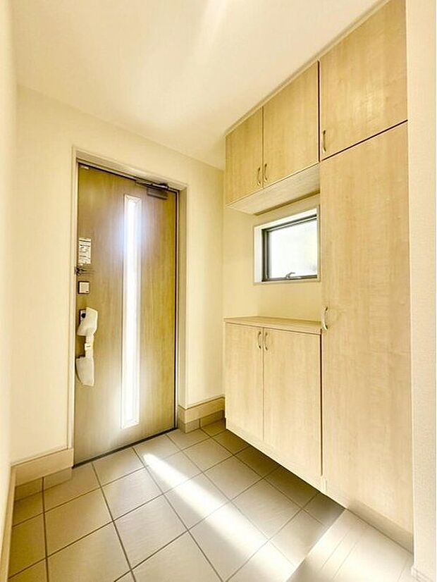 【玄関】4号棟
明るくて清潔感溢れる玄関。便利な下駄箱収納付きです♪散らかりがちな玄関もすっきりと片付きます。