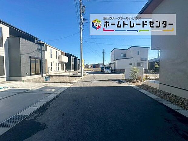 【前面道路含む現地写真】前面は交通量の少ない南側6.0m道路です。ゆとりがあり駐車も落ち着いて行える環境になっています♪