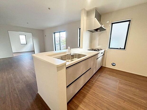 【キッチン】収納力豊富なシステムキッチン。大型スライド収納付きで、すっきり片付けやすいキッチンです。床下収納もついています♪