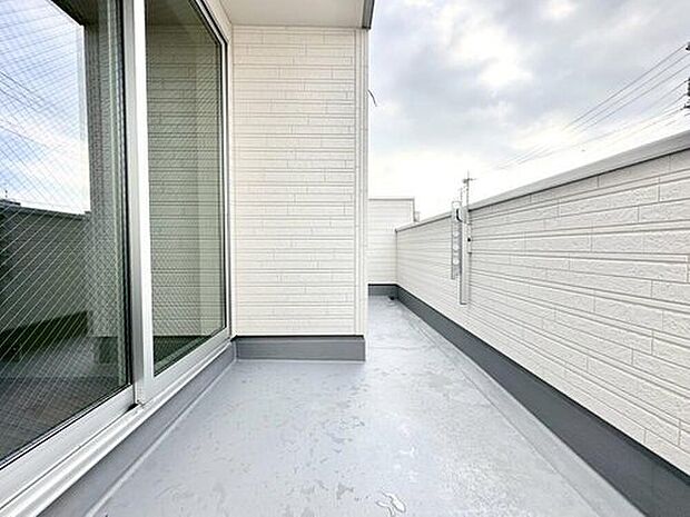 【バルコニー】2部屋からアクセスできる南向きのバルコニー♪家族分の洗濯物もしっかり干せます。日当たりも良く、毎日のお洗濯が楽しくなりそう♪