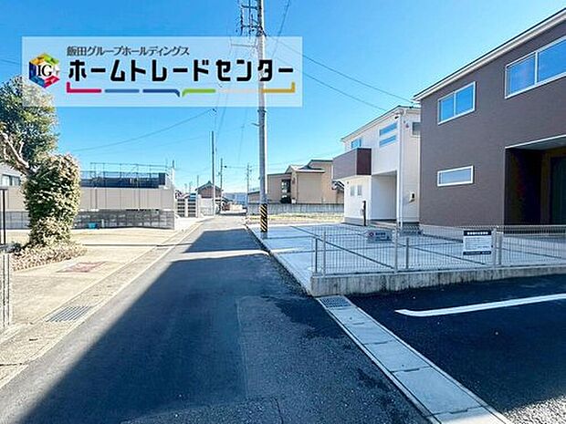 【前面道路含む現地写真】前面は北東側３．７ｍ、南側８．５ｍ道路です。交通量が少なく静かで、駐車も落ち着いて行える安全な環境になっています♪