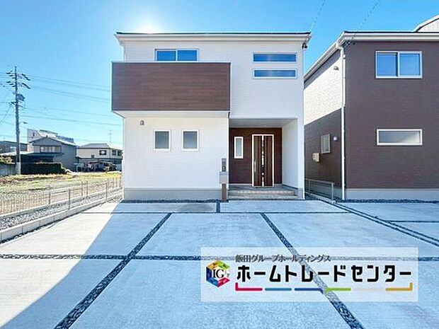 【現地外観写真】２号棟
一戸建ての大きなメリットは、「自分の土地」を自由に使えること。好きなペットが飼えるほか、ガーデニングやＤＩＹ、車やバイクの手入れなど様々な趣味を楽しめます♪