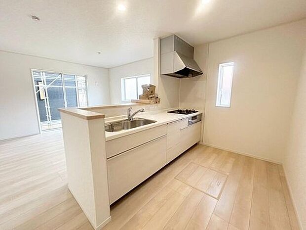 【キッチン】１号棟
収納力豊富なシステムキッチン。大型スライド収納付きで、すっきり片付けやすいキッチンです。床下収納もついています！