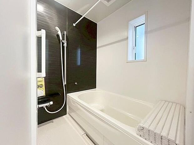 【浴室】１号棟
１坪以上広さを設けた浴室で、ゆったりバスタイム♪お子様と一緒に入るにも充分な広さです。一日の疲れを癒せます☆