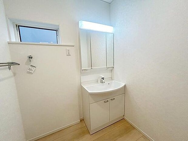 【洗面台・洗面所】１号棟
暮らしを快適にする三面鏡仕様の洗面化粧台。収納力と機能性に優れた使いやすい設備で、忙しい朝の身支度もスムーズに♪