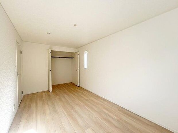 【収納】１号棟
各居室に収納を完備しておりますので、いつでもお部屋をすっきりとお使い頂けそうです。自分好みのインテリアやレイアウトを考えるのも楽しみです。