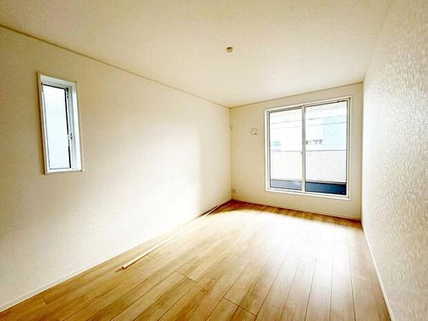 【リビング以外の居室】１号棟
２面採光を施した為、晴れの日の日中はいつも明るい室内に。窓を開放すれば気持ちの良い風が入り込んできます。