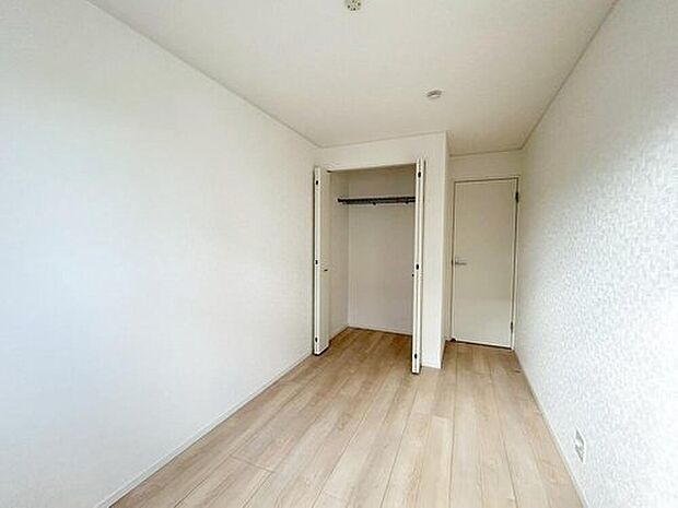 【収納】１号棟
各居室に収納を完備しておりますので、いつでもお部屋をすっきりとお使い頂けそうです。自分好みのインテリアやレイアウトを考えるのも楽しみです。