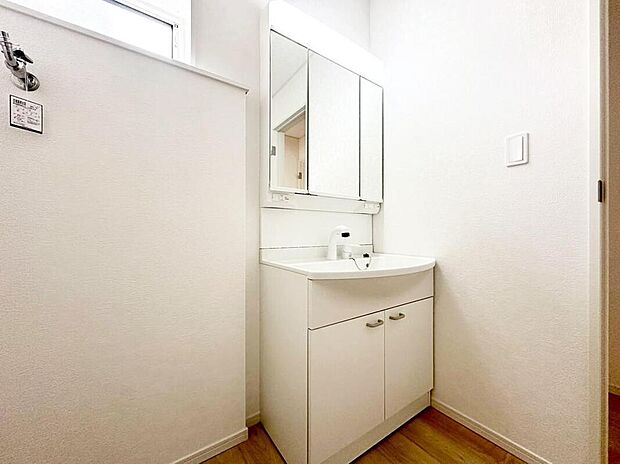 【洗面台・洗面所】1号棟
暮らしを快適にする三面鏡仕様の洗面化粧台。収納力と機能性に優れた使いやすい設備で、忙しい朝の身支度もスムーズに♪