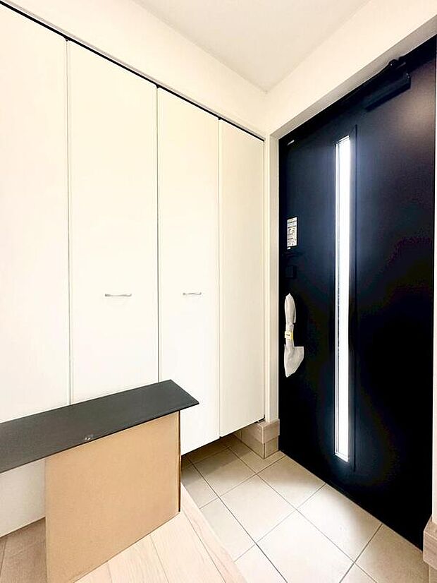 【玄関】1号棟
明るくて清潔感溢れる玄関。便利な下駄箱収納付きです♪散らかりがちな玄関もすっきりと片付きます。