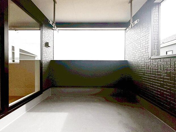 【バルコニー】1号棟
インナーバルコニーを採用しています!雨の日も洗濯物が濡れる心配がなく安心。日当たりもよく、毎日のお洗濯が楽しくなりそう♪