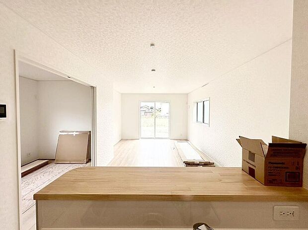 【リビング】1号棟
明るい雰囲気が心地いいリビング!採光良好です!家族団らんの時間も増えそうなくつろぎの場所になりそう☆