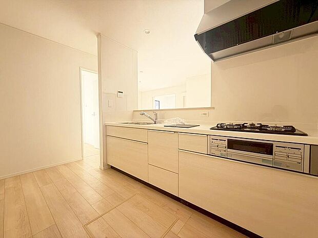 【キッチン】３号棟
収納力豊富なシステムキッチン。大型スライド収納付きで、すっきり片付けやすいキッチンです。床下収納もついています！