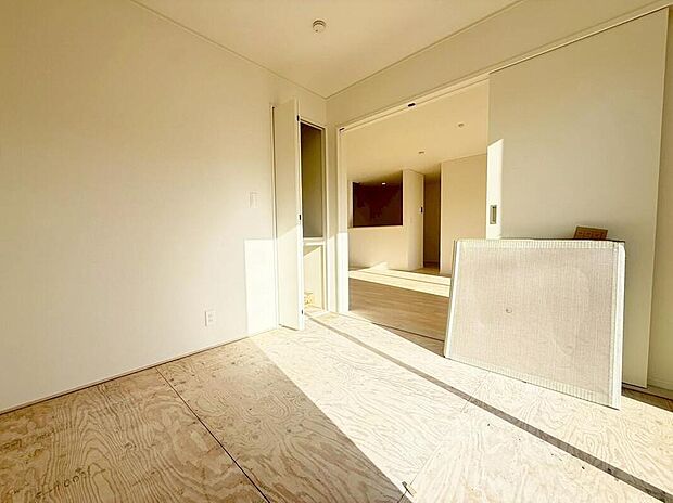 【リビング以外の居室】３号棟
リビングに隣接した約４．５帖の洋風和室。キッズスペースや客間としても使えて何かと便利な居室です♪　