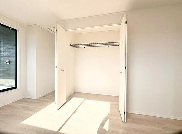 【収納】１号棟
各居室に収納を完備しておりますので、いつでもお部屋をすっきりとお使い頂けそうです。自分好みのインテリアやレイアウトを考えるのも楽しみです。