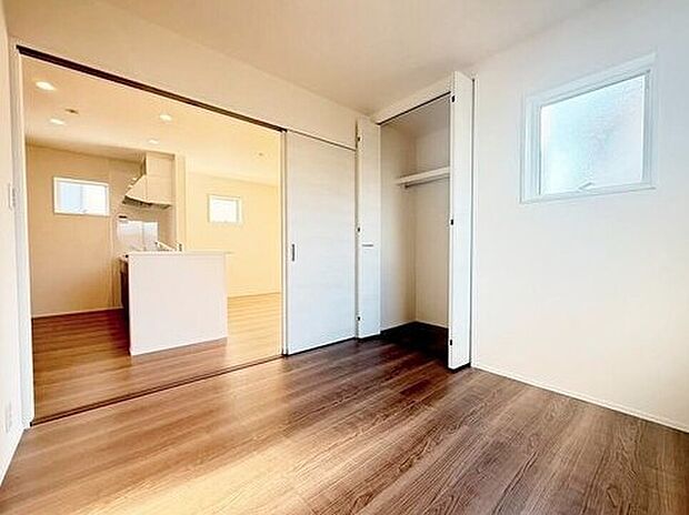 【リビング以外の居室】１号棟
リビングの続き間にある４．５帖の洋室。キッズスペースや書斎としても使えて何かと便利な居室です♪