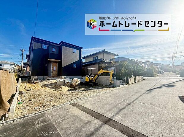 【前面道路含む現地写真】前面道路は西側約６．０ｍ道路です。静かでゆとりがあり、駐車も落ち着いて行える環境になっています♪