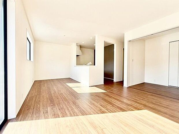 【リビング】１号棟
明るい雰囲気が心地いいリビング♪採光良好です！家族団らんの時間も増えそうなくつろぎの場所になりそう♪