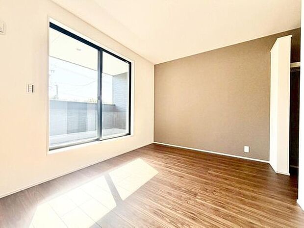 【リビング以外の居室】１号棟
２面採光を施した為、晴れの日の日中はいつも明るい室内に。窓を開放すれば気持ちの良い風が入り込んできます。