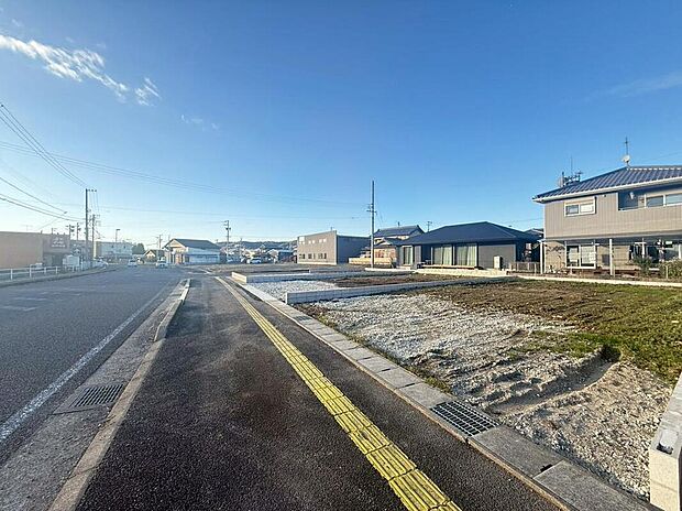 【前面道路含む現地写真】前面は南側６～１６ｍ道路です。ゆとりがあり、駐車も落ち着いて行える安心・安全の環境になっています♪