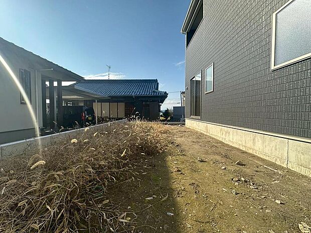 【庭】（１号棟）
南側には、お庭がございます♪小さなお子様の遊び場や、ガーデニング・家庭菜園、BBQなどお好みにお楽しみいただけます♪