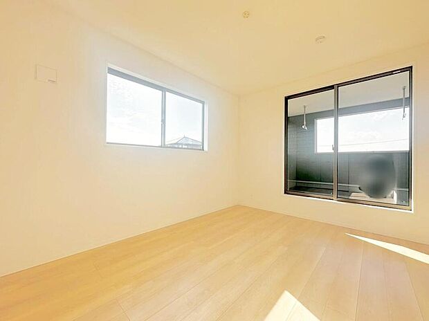 【リビング以外の居室】（１号棟）
２面採光を施した為、晴れの日の日中はいつも明るい室内に。窓を開放すれば気持ちの良い風が入り込んできます。