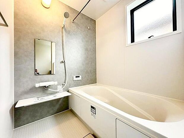 【浴室】３号棟
１坪以上広さを設けた浴室で、ゆったりバスタイム。お子様と一緒に入るにも充分な広さです。一日の疲れを癒せます☆