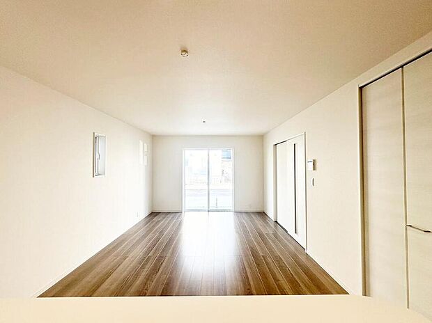 【リビング】3号棟
明るい雰囲気が心地いいリビング♪採光良好です!家族団らんの時間も増えそうなくつろぎの場所になりそう♪