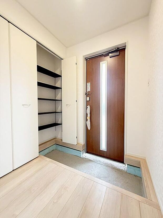 【玄関】１号棟
明るくて清潔感溢れる玄関。便利な下駄箱収納付きです♪散らかりがちな玄関もすっきりと片付きます。　