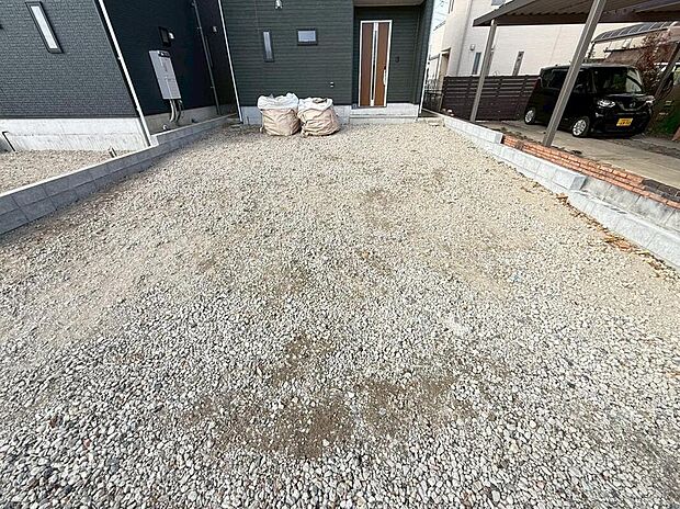 【駐車場】１号棟
車種により、３～４台駐車ができるカースペースを確保しました。来客時も安心です♪セカンドカー用にもお使い頂けます。