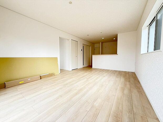 【リビング】約１７帖の明るいリビング♪対面式キッチンは、家事をしながら家族の様子が一目でわかる安心＆便利設備♪