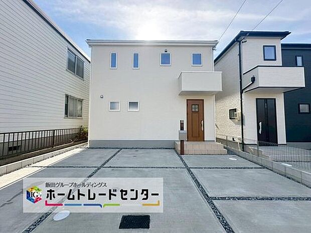 【現地外観写真】２号棟
全４棟の異なる間取りと選べる生活スタイル。堂々完成！弊社では現地での販売会は行っておりません。お気軽にお問合せ下さい☆