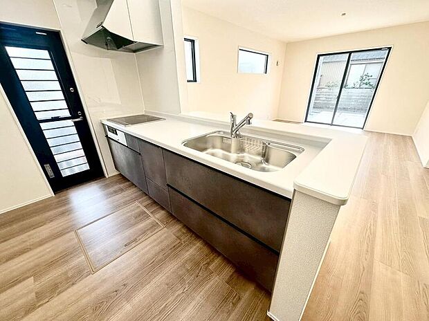 【キッチン】４号棟
収納力豊富なシステムキッチン。大型スライド収納付きで、すっきり片付けやすいキッチンです。床下収納もついています♪