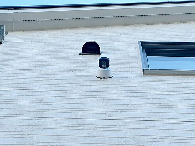 【防犯カメラ】1号棟
防犯カメラ完備です!不審者の侵入や空き巣、駐車場における車上荒らしなどの犯罪も防犯カメラによって抑えられます。