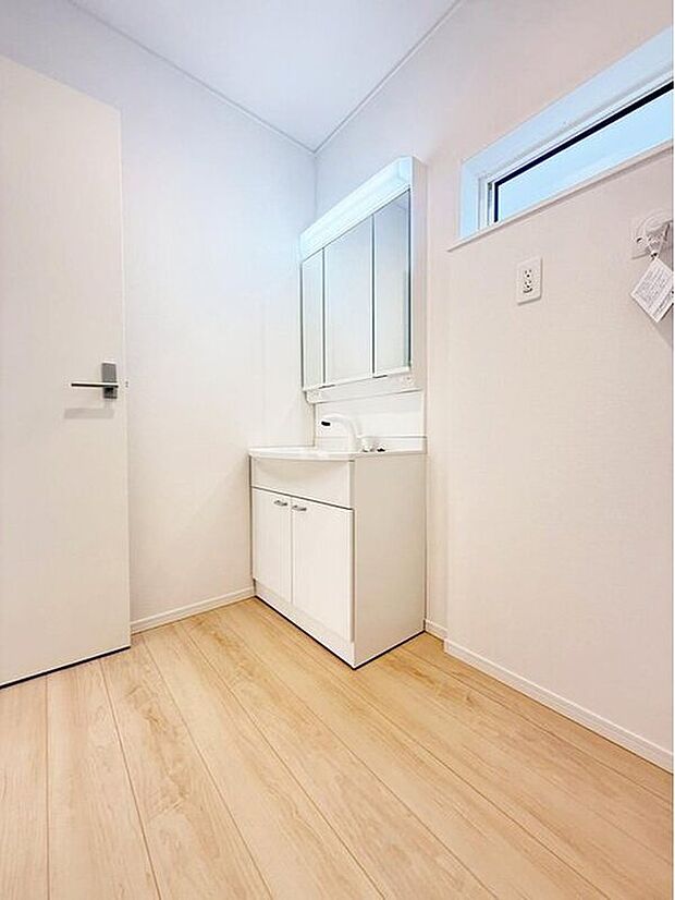 【洗面台・洗面所】2号棟
暮らしを快適にする三面鏡仕様の洗面化粧台。収納力と機能性に優れた使いやすい設備で、忙しい朝の身支度もスムーズに♪