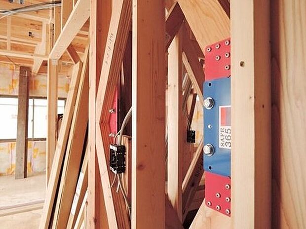 【共同開発により完成した制震装置『SAFE365』】住宅の持っている、もともとの耐震性能を維持していくために重要な役割を果たす制振装置『SAFE365』。高層ビルの制震装置にも使われている粘弾性素材を活用したもので、優れた地震エネルギーの吸収を実現します。