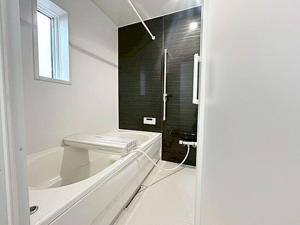 【浴室】１号棟
１坪以上広さを設けた浴室で、ゆったりバスタイム♪お子様と一緒に入るにも充分な広さです。一日の疲れを癒せます☆