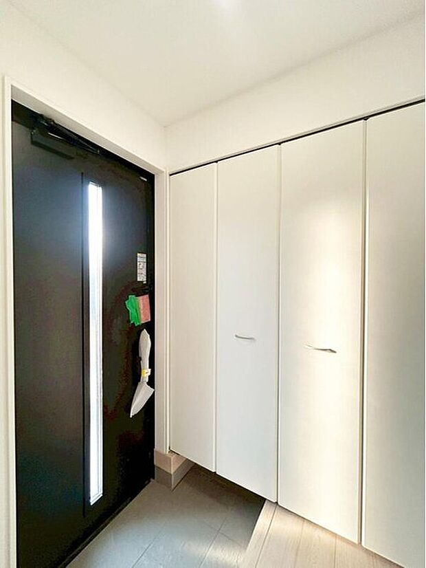 【玄関】１号棟
明るくて清潔感溢れる玄関。便利な下駄箱収納付きです♪散らかりがちな玄関もすっきりと片付きます。　