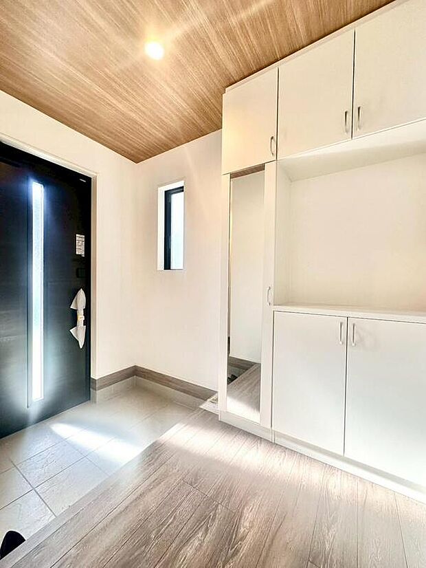 【玄関】７号棟
明るくて清潔感溢れる玄関。便利な下駄箱収納付きです♪散らかりがちな玄関も　　　
すっきりと片付きます。