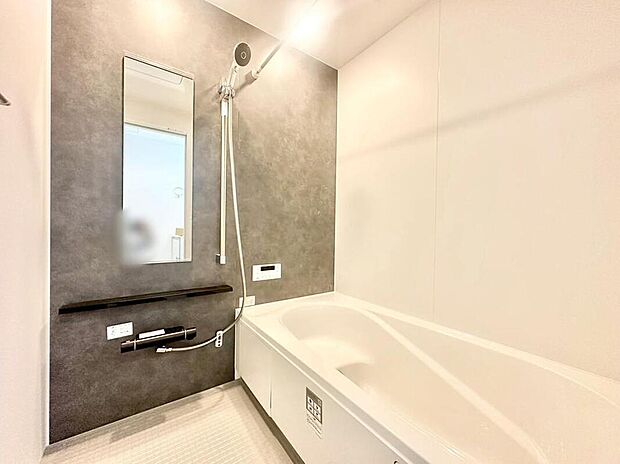 【浴室】７号棟
１坪以上広さを設けた浴室で、ゆったりバスタイム。お子様と一緒に入るにも充分な広さです。一日の疲れを癒せます☆