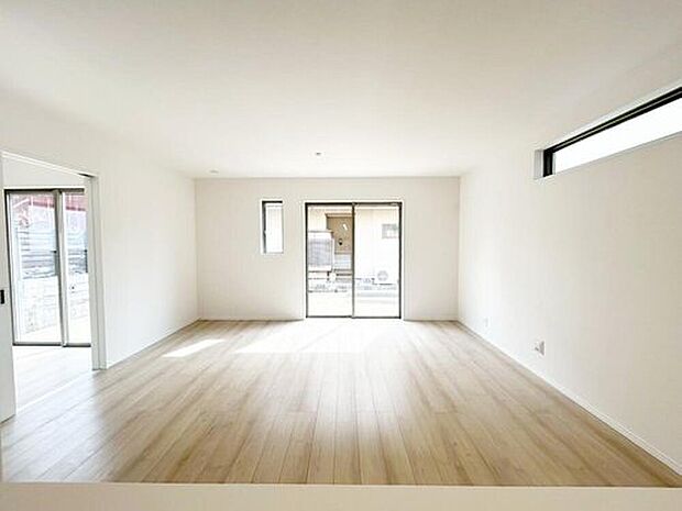 【リビング】B号棟
採光良好なリビングは、家族の憩いの空間。朝になったら家族も自然と集まりそう。居心地の良い快適な安らぎの場所を演出♪　　