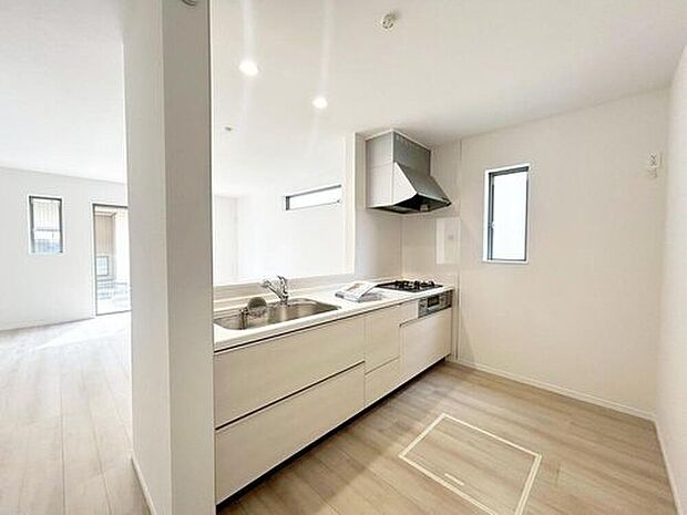 【キッチン】B号棟
収納力豊富なシステムキッチン。大型スライド収納付きで、すっきり片付けやすいキッチンです。床下収納もついています♪