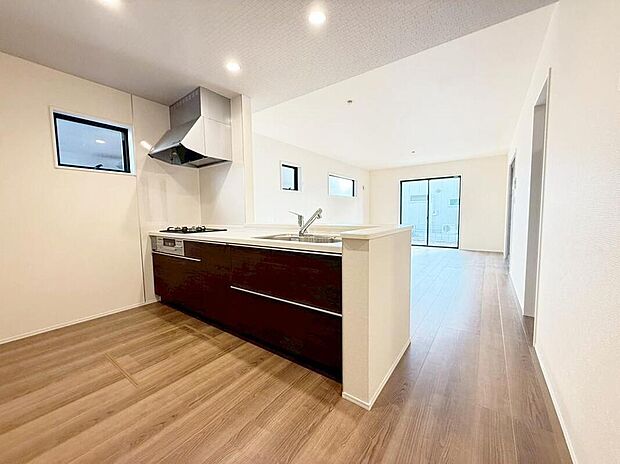 【キッチン】２号棟
収納力豊富なシステムキッチン。大型スライド収納付きで、すっきり片付けやすいキッチンです。床下収納もついています♪