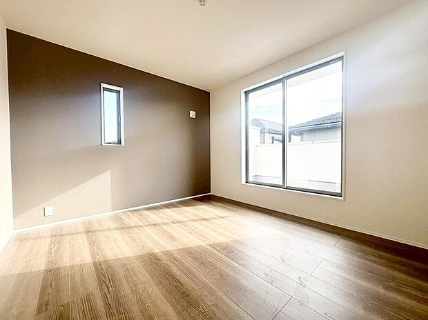 【リビング以外の居室】２面採光を施した為、晴れの日の日中はいつも明るい室内に。窓を開放すれば気持ちの良い風が入り込んできます。